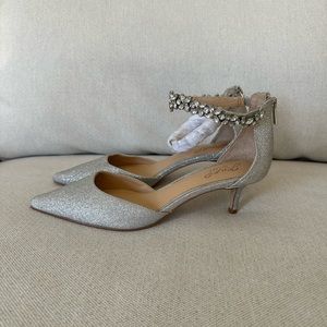 Robles Crystal Embellished Kitten Heel size 9 in Silver Glitter. NEVER WORN!